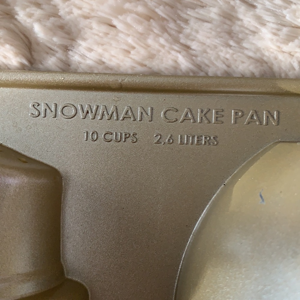 Nordic Ware Snowman cake pan - Picture 3 of 4